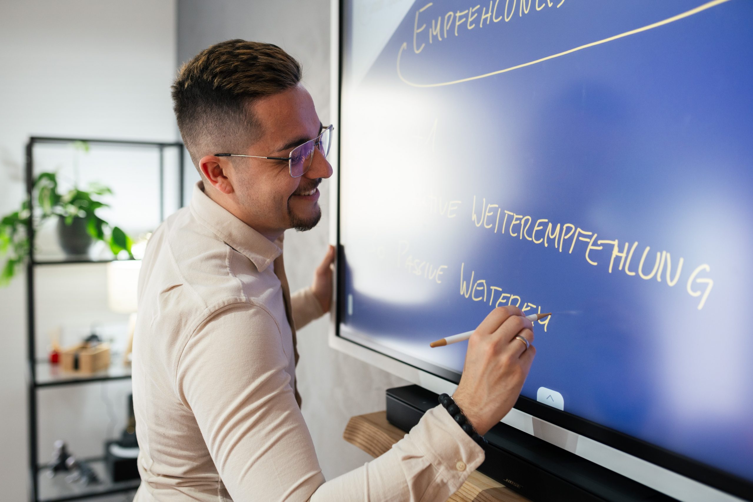 Manuel Spors zeigt Empfehlungsstrategien an einem Board Empfehlungen