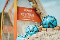 Plastikabfälle und ausgediente Fischernetze werden in farbenfrohe Fußballtore umgewandelt© Sandals Resorts