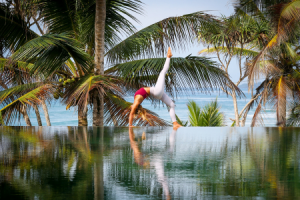 Yoga am Pool ©Hollmann - UTMT