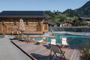 Ruheliegen mit Naturkulisse Enstpannung pur im Alpzitt Spa ©studioWälder (Alpzitt Chalets)