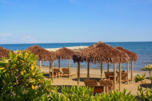 Neu sind Premium-Zonen mit Meerblick-Pavillons, mehr Komfort und personalisierten Services direkt am Strand © BiHoliday