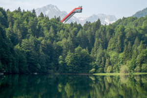 Am Freibergsee lassen sich kalte Wasserreize mit Bewegung und einer besonderen Aussicht auf die Skiflugschanze verbinden © Tourismus Oberstdorf/ Anna Fink