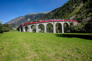 Bernina Express auf dem Kreisviadukt ©Rhätische Bahn