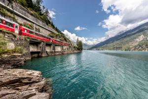 Bernina Express in Lago die Poschiavo ©Rhätische Bahn