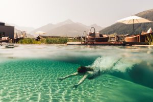 Abkühlung im Pool nach einer Wanderung durch die Wiesen © Daniel Irkes