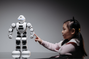 KI Roboter mit Mädchen ©Canva