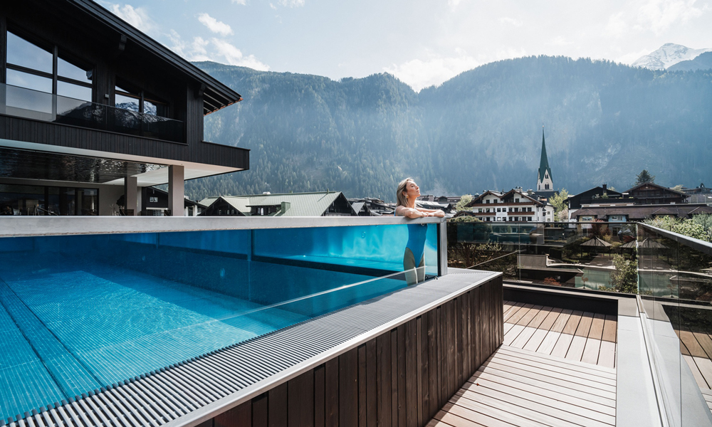 Das Himmelspa beeindruckt mit einem 25-Meter-Infinity-Pool und einer Eventsauna