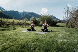 Nach einem aktiven Wandertag lädt der Romantikgarten zu Yoga und Mediation ein