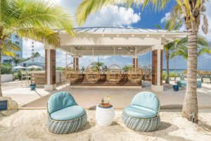 Sandals Royal Bahamian, Bahamas – Coconut Grove Beach Bar © Sandals Resorts