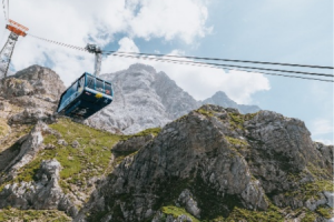 Zum großen Jubiläum lädt die Tiroler Zugspitzbahn zur besonderen Gewinnspielaktion „100 Jahre – 100 Gewinne“ ein © Roman Huber