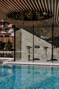 Mit dem waldSPA und dem waldSPA Health verbindet das Haus moderne Gesundheitskonzepte mit einem ganzheitlichen Longevity-Ansatz © Naturhotel Forsthofgut