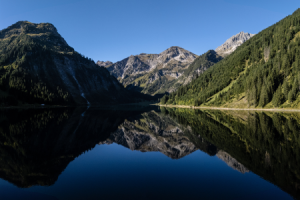 Tiefblau liegt der Vilsalpsee zwischen den Bergen. ©Tannheimer Tal, Wolfgang Ehn