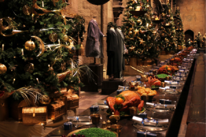 Die Große Halle präsentiert sich in ihrer bekannten Weihnachtsdekoration © & ™ Warner Bros. Entertainment Inc. Publishing Rights © JKR