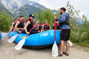 Vor dem Wasser, Sicherheitsunterweisung durch Guide ©AREA 47, Christoph Nösig