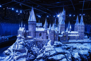 Das imposante Hogwarts-Modell ist dank der Spezialeffekte wie im Film mit Schnee bedeckt © & ™ Warner Bros. Entertainment Inc. Publishing Rights © JKR
