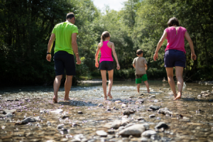 Barfuß durch den Fluss ©Alexander Fuchs, Tourismus Oberstdorf