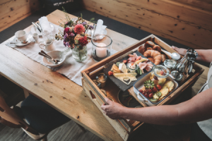 Frühstück wird geliefert ©Alpzitt Chalets