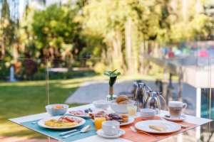 Frühstück auf der Veranda des Hotels genießen ©Du Lac et Du Parc Grand Resort