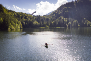 Mit dem Ruderboot unter der Skiflugschanze ©Tourismus Oberstdorf