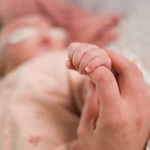 beatmetes Kind greif den Finger der Mutterambulantes Weaning Kinder