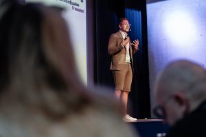 Manuel Spors auf der Bühne beim Excellence Weekend