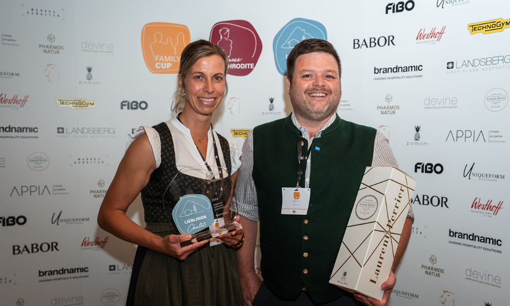 Lieblings Chalet Award 2026 für Albert und Sonja Gilb - Gastgeber der Alpzitt Chalets ©Markus Ranalter