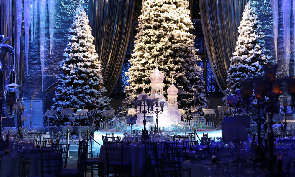 Glitzerkulisse im Stil des Weihnachtsballs aus Harry Potter und der Feuerkelch. © & ™ Warner Bros. Entertainment Inc. Publishing Rights © JKR