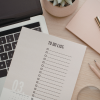 Schreibtisch mit To-do-Liste zur Wenn-Dann-Falle beim Businessaufbau © Canva