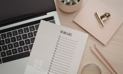 Schreibtisch mit To-do-Liste zur Wenn-Dann-Falle beim Businessaufbau © Canva