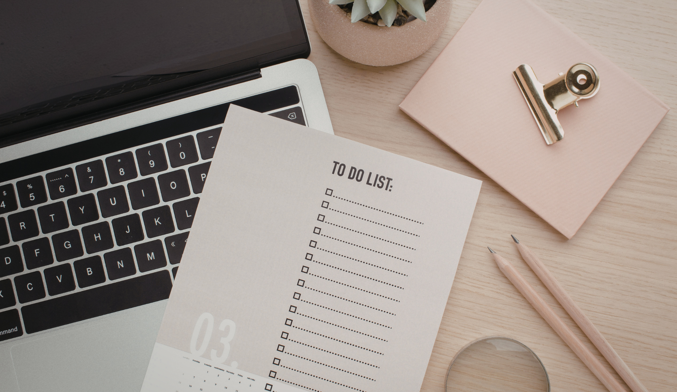 Schreibtisch mit To-do-Liste zur Wenn-Dann-Falle beim Businessaufbau © Canva