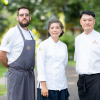 Küchenchef Dylan Jones, Küchenchefin Duangporn „Bo“ Songvisava, die Gründer von Bo.lan, und Küchenchef Sinchai Srivipa, Chefkoch des Chiva-Som Hua Hin © Chiva Som Hua Hin