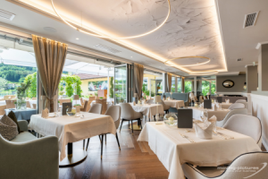 Restaurantbereich mit Ausblick auf die Terrasse ©Moving Pictures Kollers Hotel