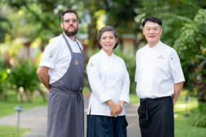 Küchenchef Dylan Jones, Küchenchefin Duangporn „Bo“ Songvisava, die Gründer von Bo.lan, und Küchenchef Sinchai Srivipa, Chefkoch des Chiva-Som Hua Hin © Chiva Som Hua Hin