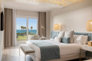 Wunderschöne Zimmer mit Blick auf das Meer ©Amàre Hotels