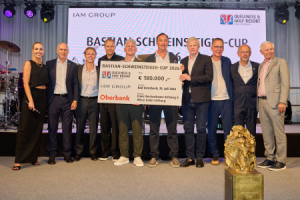 180.000 Euro Spenden kamen im Rahmen des 3. Bastian-Schweinsteiger-Cups zusammen, Hans-Dieter Cleven (rechts) rundete die Summe auf 200.000 Euro auf. Auf dem Foto von links: Antonia Wisgickl, Thomas Beckenbauer, Joel Beckenbauer, Holger Badstuber, Bastian Schweinsteiger, Alexander Hartl, Oliver Kahn, Robert Dempf (Oberbank), Andreas Gerleigner sowie Hans-Dieter Cleven ©Quellness & Golf Resort Bad Griesbach/Pedagrafie