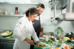 Küchenchef Dylan Jones und Küchenchefin Duangporn „Bo“ Songvisava © Chiva Som Hua Hin