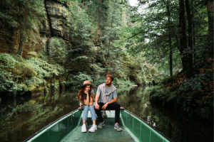 Durch den Fluss in der Edmundsklamm und der Wilden Klamm bei Hřensko in der Böhmischen Schweiz fahren Besucher mit dem Boot. ©CzechTourism/Adam Kubicek