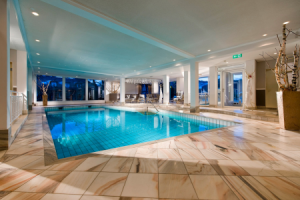 Innenpoollandschaft mit Liegeflächen ©Kollers Hotel