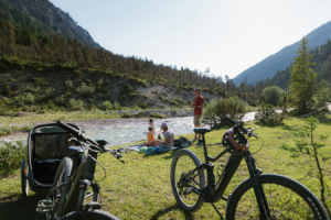 Biketour Pause am Fluss in der Region Seefeld © Region Seefeld