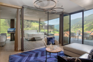 Einzigartige Sky Suite mit traumhaften Blick in das Tal ©Filippo Galluzzi (Wellnessresort Amonti & Lunaris)