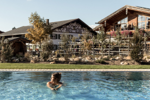 Schwimmen mit alpinen Charme ©Studio Waelder-Alpzitt Chalets