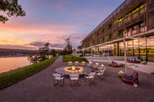 Außenansicht Feuerstelle Seezeitlodge Hotel & Spa ©Günter Standl