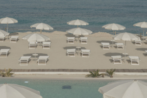 Strand zwischen Pool und Meer © Capovaticano Resort Thalasso SPA