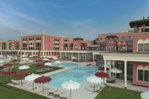 Mediterrane Poollandschaft im Luxusresort ©Cavallino Bianco Caorle Venezia