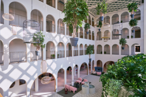 Atrium mit schwebenden Gärten ©Cavallino Bianco Caorle Venezia