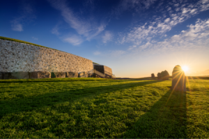 Tourism Ireland_Sunrise at Newgrange, Co Meath ©Tourism Ireland