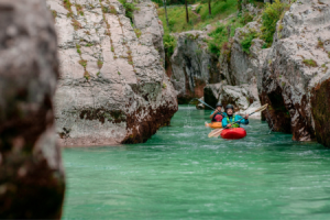 Kajakfahren in der Soča © www.slovenia.info_Luka Karlinr