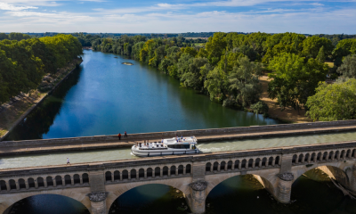 LeBoat Canal du Midi Hausboot auf Kanalbruecke Béziers Hérault ©Holger Leue