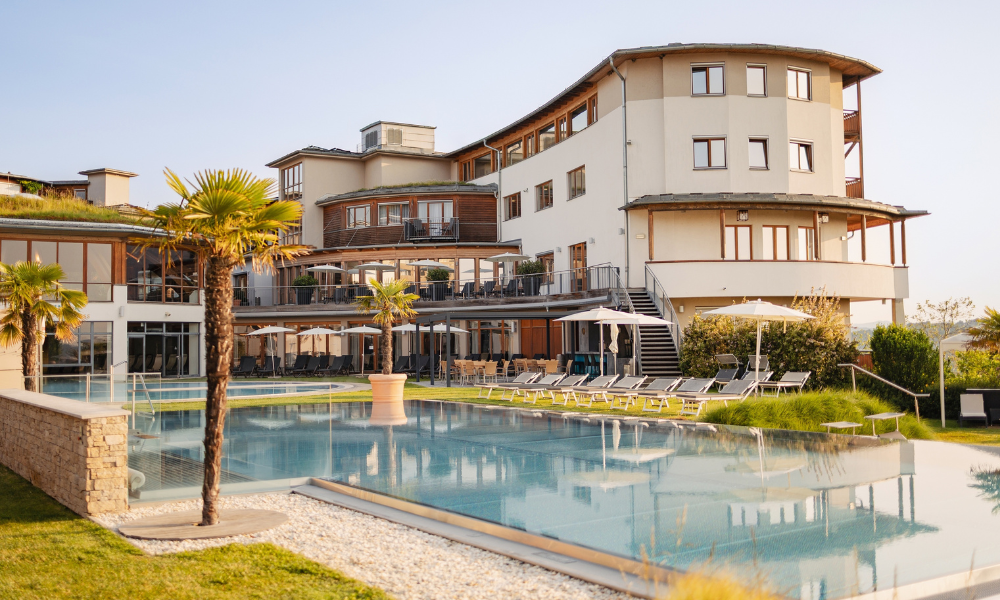 Außenansicht mit Pool Aussicht ©Karl Schrotter Photograph (Hotel Larimar)