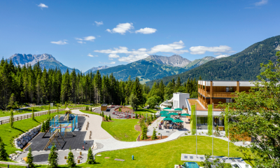 Zugspitz_Resort_Aussenansicht_Sommer.png